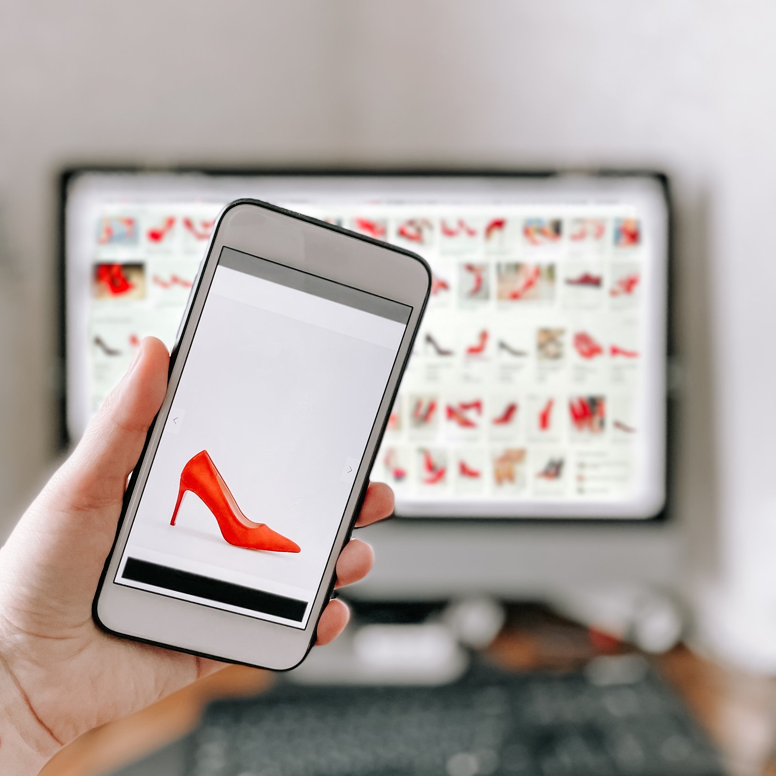 shopping-online-2024-10-18-04-43-50-utc
